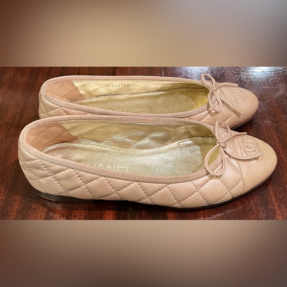 Chanel interlocking CC Bow Accent Ballet Flats in gold - Picture 3 of 12